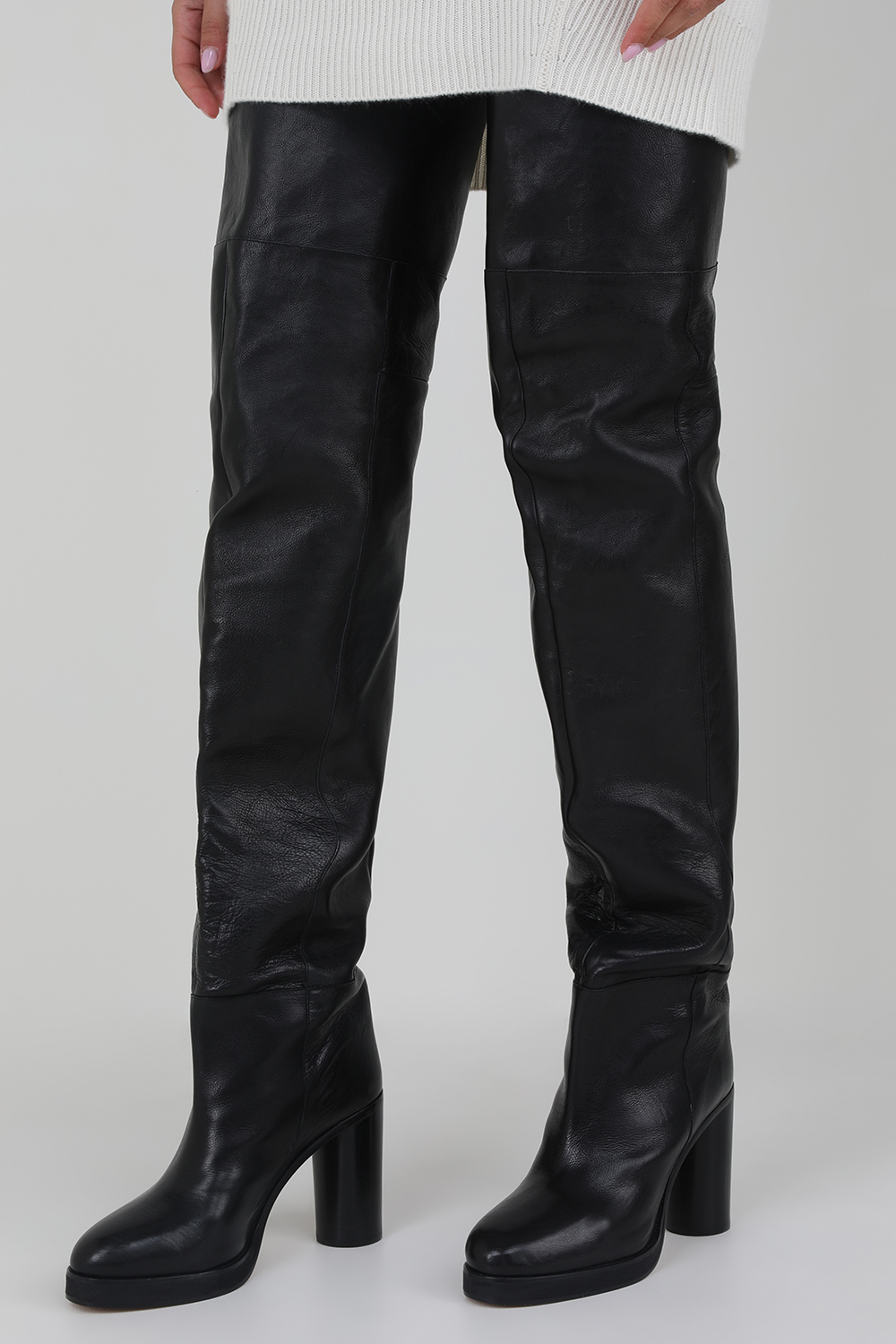 תמונת כל הלוק של מגפי עקב לורנה מעל הברך